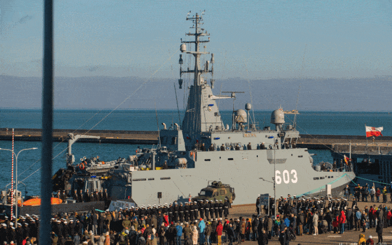 Pierwsze podniesienie bandery na ORP Mewa / Portal Stoczniowy