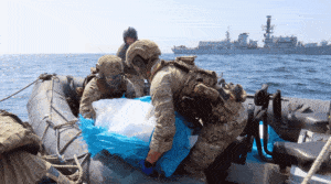 Fregata Royal Navy udaremnia przemyt broni / Portal Stoczniowy