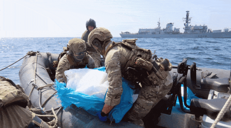 Fregata Royal Navy udaremnia przemyt broni / Portal Stoczniowy