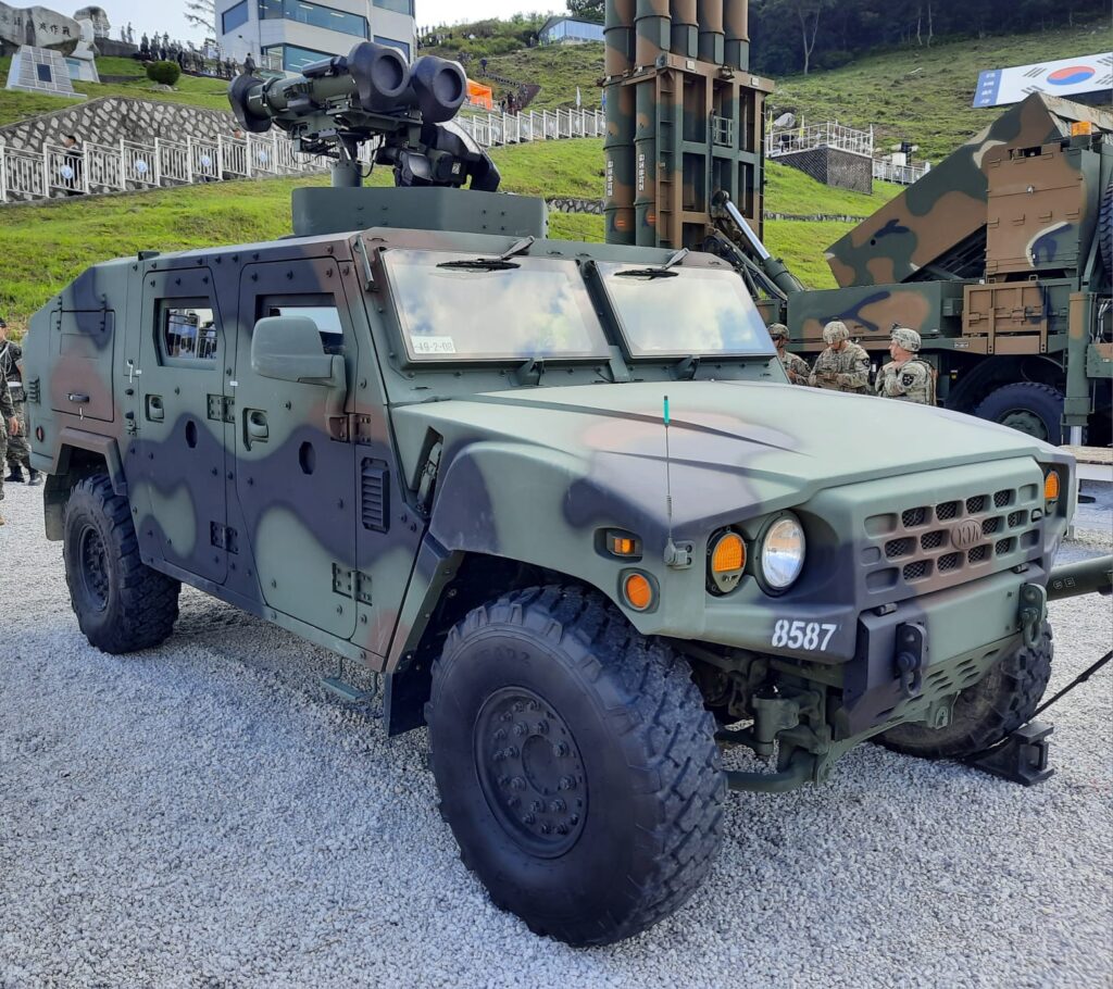 Hyundai Rotem / Lekki niszczyciel czołgów ‒ pojazd 4×4 KLTV uzbrojony w podwójną wyrzutnię przeciwpancernych pocisków kierowanych KT-1 Raybolt / Portal Stoczniowy