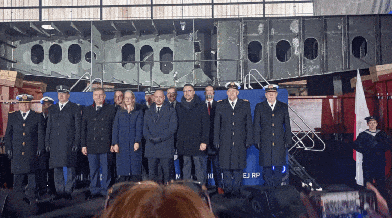 Położenie stępki pod pierwszego MIECZNIKA / Portal Stoczniowy