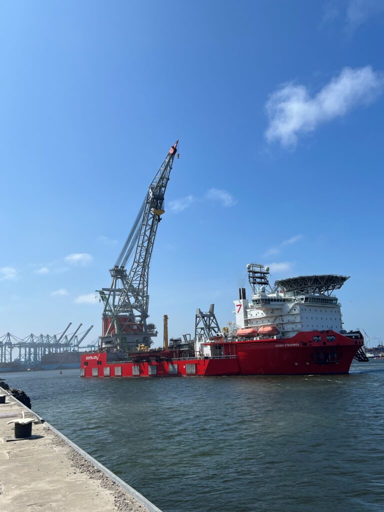 PGE i Ørsted zawarły umowę na transport i instalację morskich stacji transformatorowych / Portal Stoczniowy