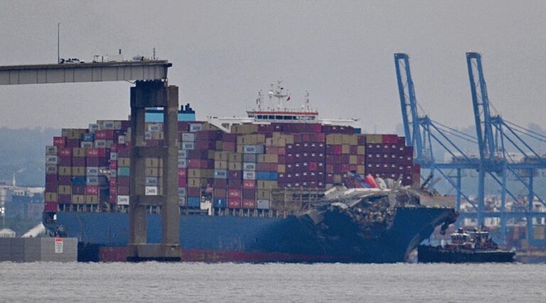 Kontenerowiec Dali pomyślnie odholowany do portu w Baltimore / Portal Stoczniowy