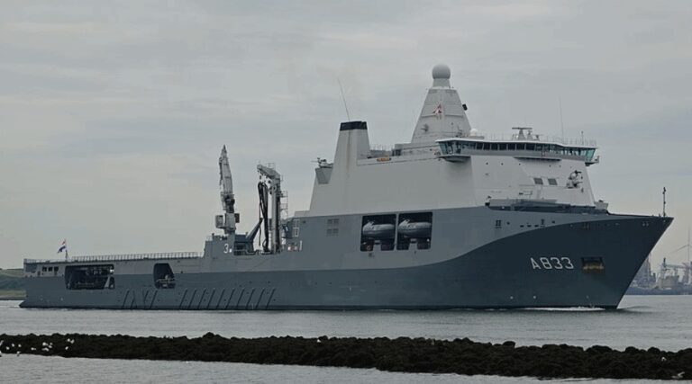 HNLMS Karel Doorman na Morzu Czerwonym / Portal Stoczniowy
