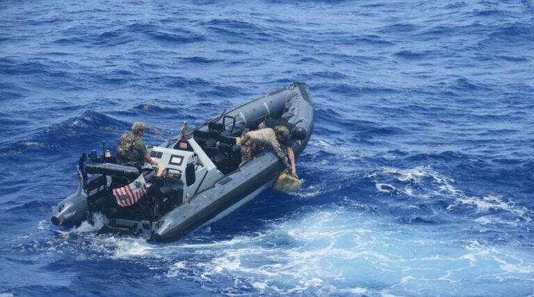 Patrolowiec HMS Trent udaremnia przemyt 2,5 tony kokainy / Portal Stoczniowy