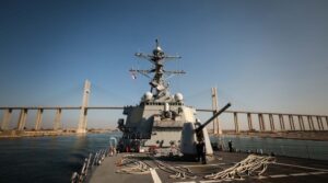 Niszczyciele US Navy na Morzu Czerwonym walczą z nowymi pociskami balistycznymi / Portal Stoczniowy