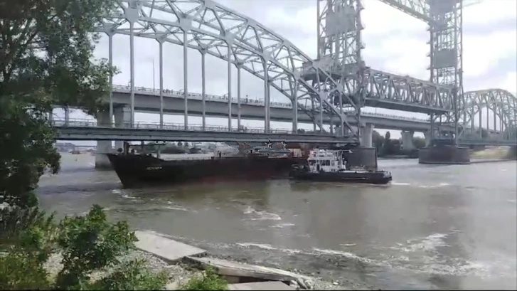 Zderzenie rosyjskiego statku Zelenga z Mostem Krymskim / Portal Stoczniowy