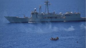 Według doniesień, dwa małe statki pojawiły się w pobliżu drobnicowca /Basilisk/ pływającego pod banderą Liberii. Jednostka o numerze IMO: 9539377, zbudowana w 2013 roku i zarządzana przez niemiecką firmę MINSHIP Shipmanagement, ma długość całkowitą 161,47 m i szerokość 25,26 m. Ostatni sygnał AIS ze statku towarowego został wysłany dwa dni temu, kiedy statek znajdował się na północ od Madagaskaru. Wszystko wskazuje na to, że jednostka wypłynęła 3 maja z Porto Grande na Wyspach Zielonego Przylądka, a jej miejscem docelowym miała być Khalifa w Zjednoczonych Emiratach Arabskich (ZEA) z planowanym przybyciem 29 maja / Portal Stoczniowy