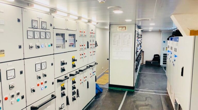 Przemysł okrętowy: Jak na statku powstaje prąd? / Portal Stoczniowy