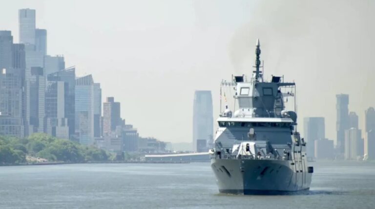 Niemieckie okręty wojenne w San Diego przed manewrami RIMPAC / Portal Stoczniowy