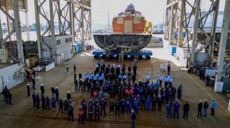 Położenie stępki drugiego brazylijskiego MIECZNIKA Jerônimo de Albuquerque / Portal Stoczniowy