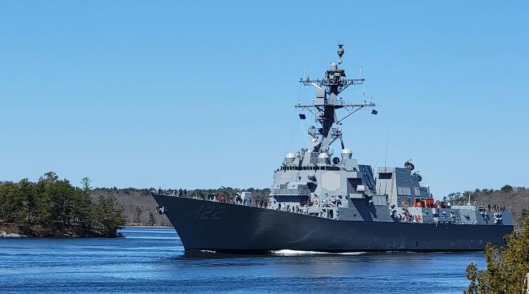 Wcielenie do służby niszczyciela John Basilone typu Arleigh Burke / Portal Stoczniowy