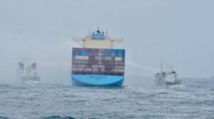 Trwająca walka z pożarem na Maersk Frankfurt: heroiczne działania Indyjskiej Straży Przybrzeżnej / Portal Stoczniowy