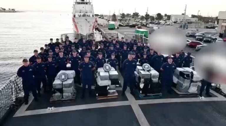 Kuter US Coast Guard "Resolute" dostarcza do portu narkotyki o wartości 115 milionów dolarów / Portal Stoczniowy