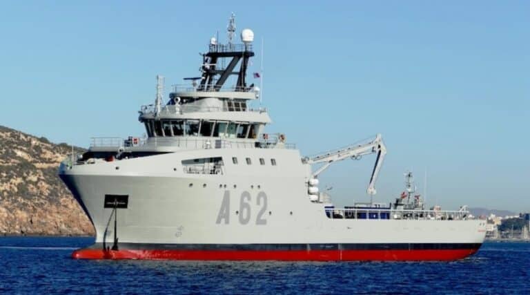 Podniesienie bandery na pokładzie wielozadaniowego okrętu wsparcia logistycznego Cartagena (A 62) / Portal Stoczniowy