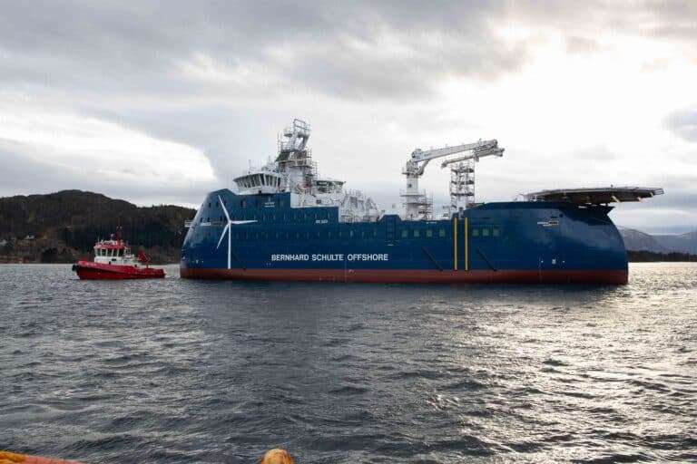 Wodowanie jednostki offshore typu CSOV Yno 320 / Portal Stoczniowy