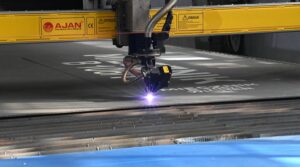 Palenie blach pod drugiego Miecznika w PGZ Stoczni Wojennej / Portal Stoczniowy