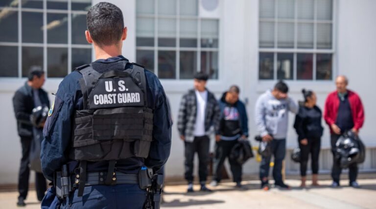 Niszczyciel US Navy ratuje nielegalnych migrantów u wybrzeży Kalifornii / Portal Stoczniowy