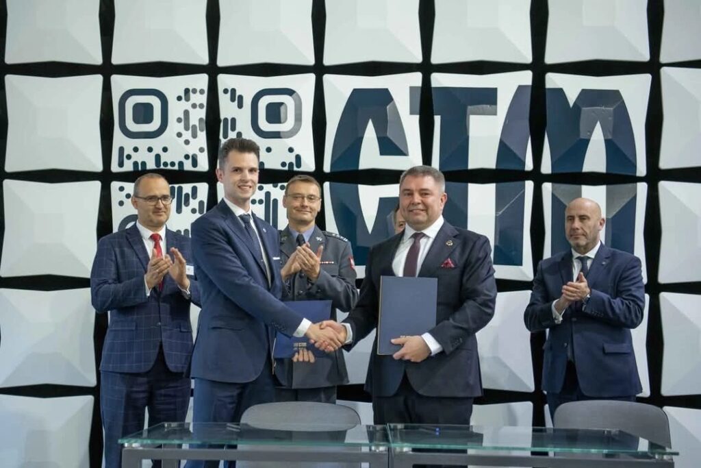 Kapsuła czasu pod Centrum Elektroniki Militarnej w OBR CTM S.A. / Portal Stoczniowy