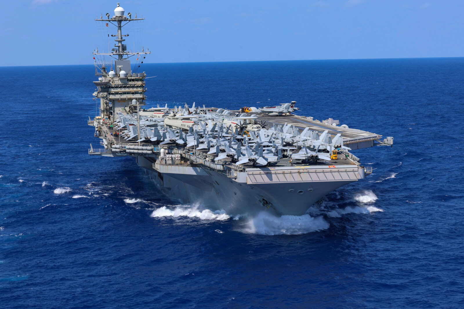 Po wielomiesięcznym rozmieszczeniu lotniskowiec USS Harry S. Truman wraca do macierzystej bazy / Portal Stoczniowy