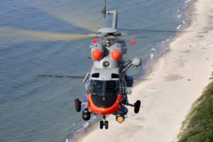 Lotnicy morscy ratują surfera. Akcja SAR z Darłowa / Portal Stoczniowy