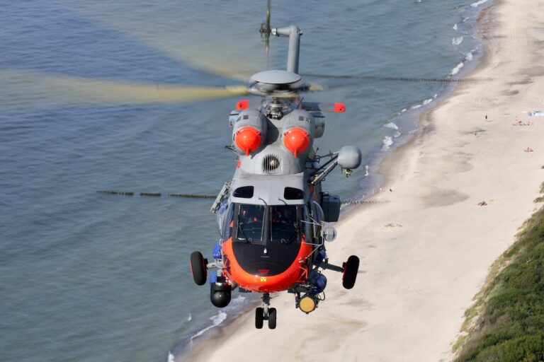 Lotnicy morscy ratują surfera. Akcja SAR z Darłowa / Portal Stoczniowy