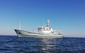 Rosyjska jednostka z „floty cieni” w pobliżu podmorskiego kabla SwePol Link / Portal Stoczniowy