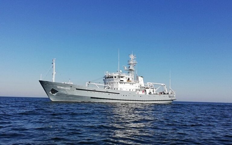 Rosyjska jednostka z „floty cieni” w pobliżu podmorskiego kabla SwePol Link / Portal Stoczniowy