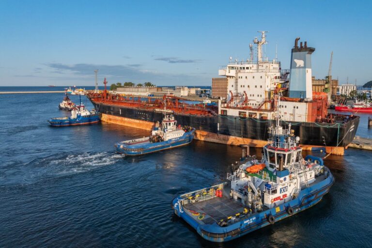 Koniec impasu. Khatanga opuściła Gdynię - co dalej z luką prawną? / Portal Stoczniowy