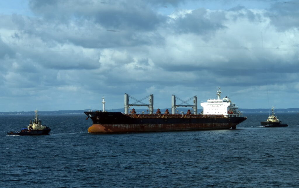 Drugi masowiec Meshka ściągnięty z mielizny w cieśninie Sund / Portal Stoczniowy