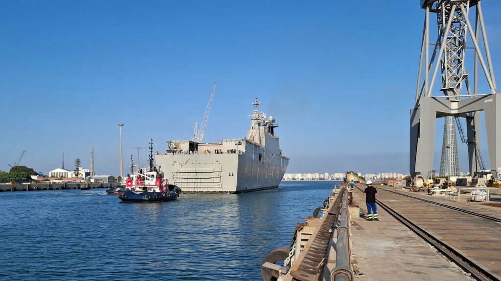 Navantia rozpoczyna wymianę pędników na desantowcu Juan Carlos I / Portal Stoczniowy