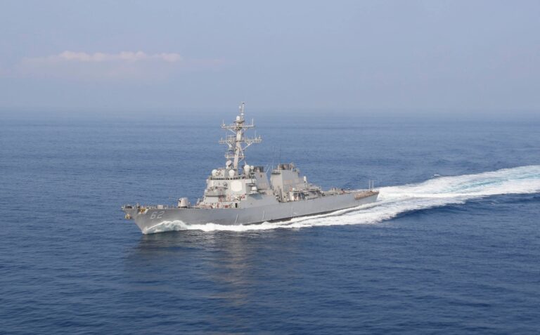 Incydent w Zatoce Omańskiej – irański śmigłowiec nad USS Fitzgerald / Portal Stoczniowy