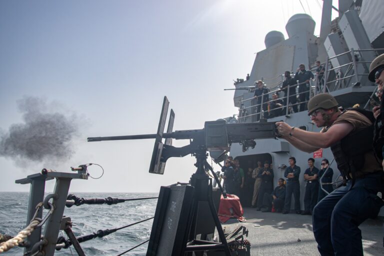 Ćwiczenie ogniowe USS Gridley na wodach Zatoki Omańskiej / Portal Stoczniowy