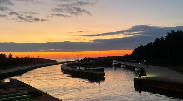 Wakacyjny kurort w Dźwirzynie – między jeziorem a morzem / Portal Stoczniowy