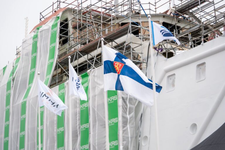 Zbudowany w Gdańsku patrolowiec Karhu już ochrzczony / Portal Stoczniowy