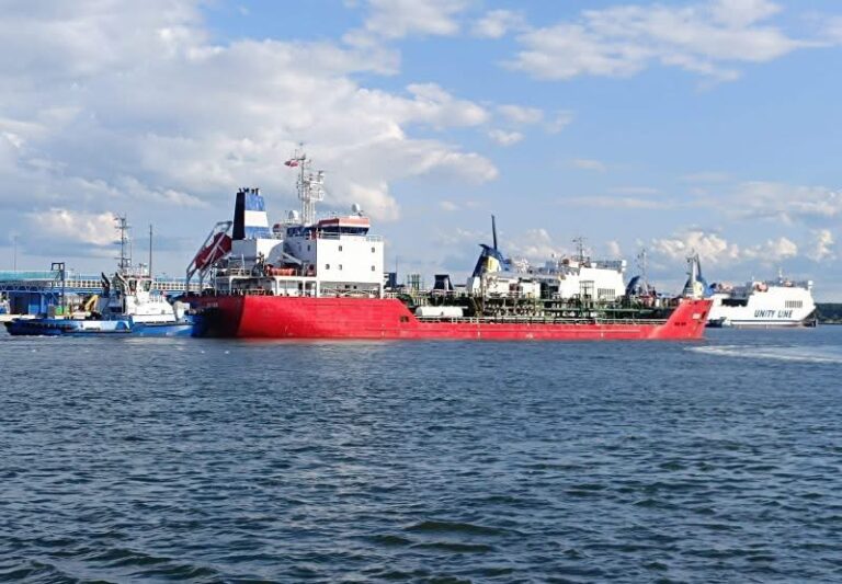 Awaria tankowca Oktan w Świnoujściu. Natychmiast rzucono kotwicę / Portal Stoczniowy