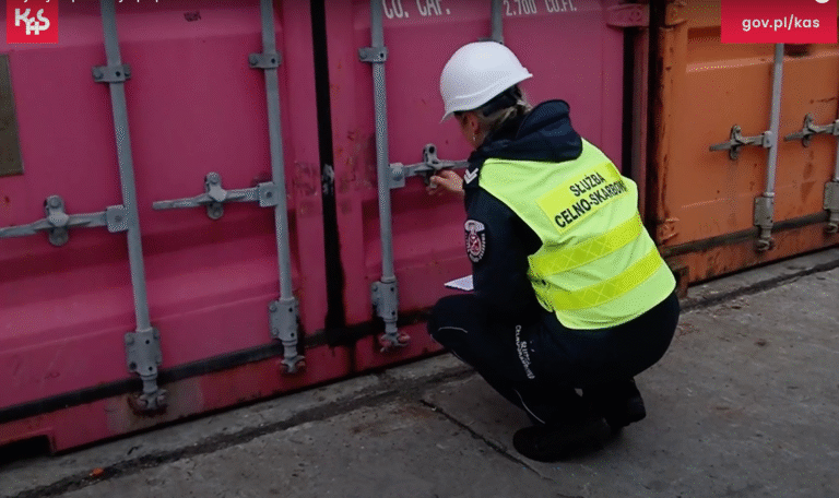 Kontrabanda z Azji w Porcie Gdynia – udaremniono przemyt papierosów / Portal Stoczniowy