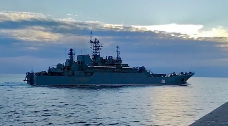 Drony nad Danią. W tle rosyjski okręt desantowy / Portal Stoczniowy