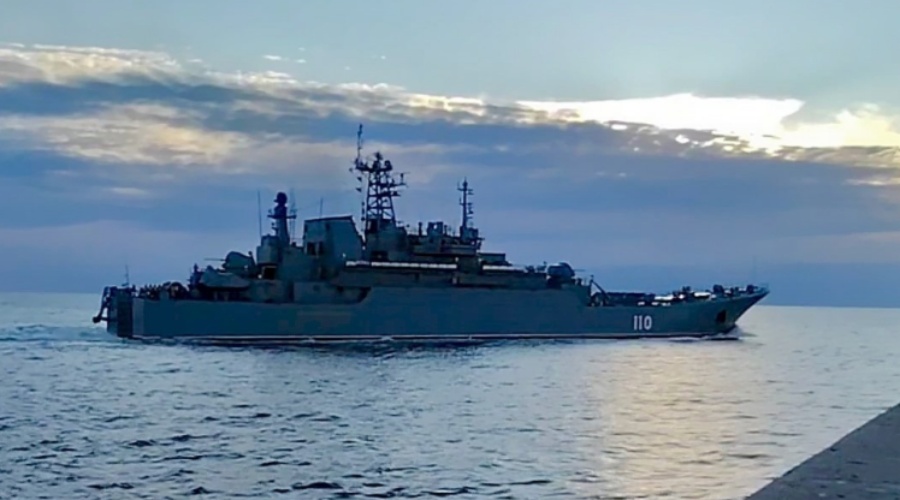 Drony nad Danią. W tle rosyjski okręt desantowy / Portal Stoczniowy