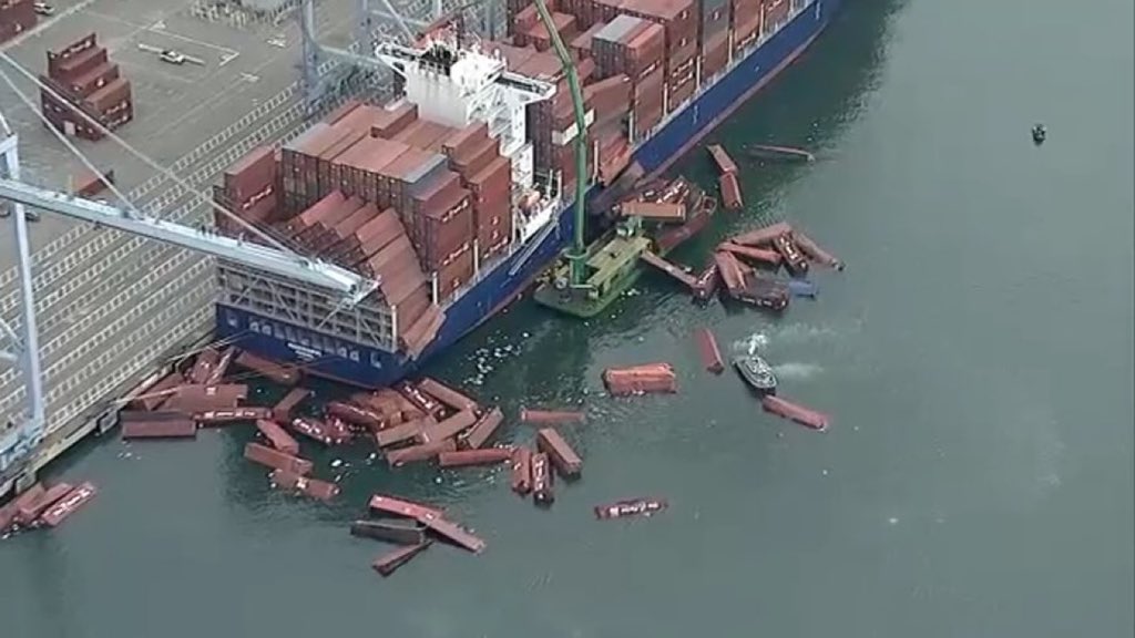 Port Long Beach: spadające kontenery z kontenerowca Mississippi / Portal Stoczniowy