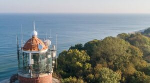 Latarnie morskie – od romantycznej ikony do cyfrowych strażników Bałtyku / Portal Stoczniowy