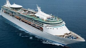 Wycieczkowiec Enchantment of the Seas ratuje rozbitków na Karaibach / Portal Stoczniowy