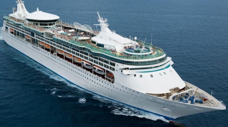 Wycieczkowiec Enchantment of the Seas ratuje rozbitków na Karaibach / Portal Stoczniowy
