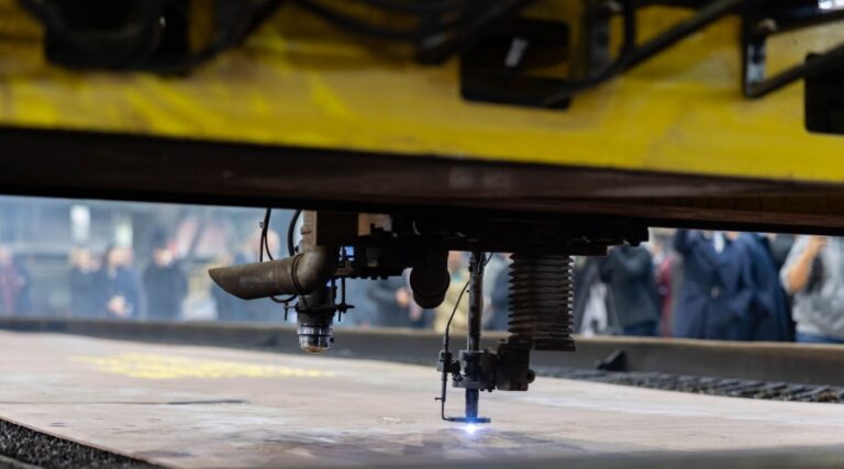 Palenie blach pod nowy stawiacz pław w Stoczni Wulkan / Portal Stoczniowy