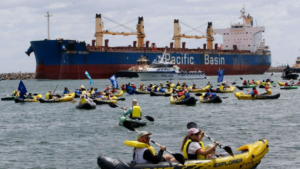 Statek z ładunkiem węgla zatrzymany przez aktywistów u wybrzeży Australii / Portal Stoczniowy