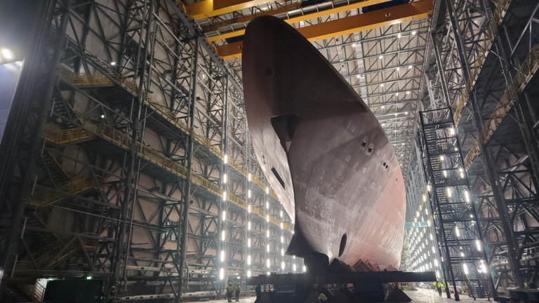 Blok dziobowy Wichra już na Oksywiu / Portal Stoczniowy