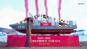 Wodowanie prototypowego kutra desantowego HCB-001 / Portal Stoczniowy