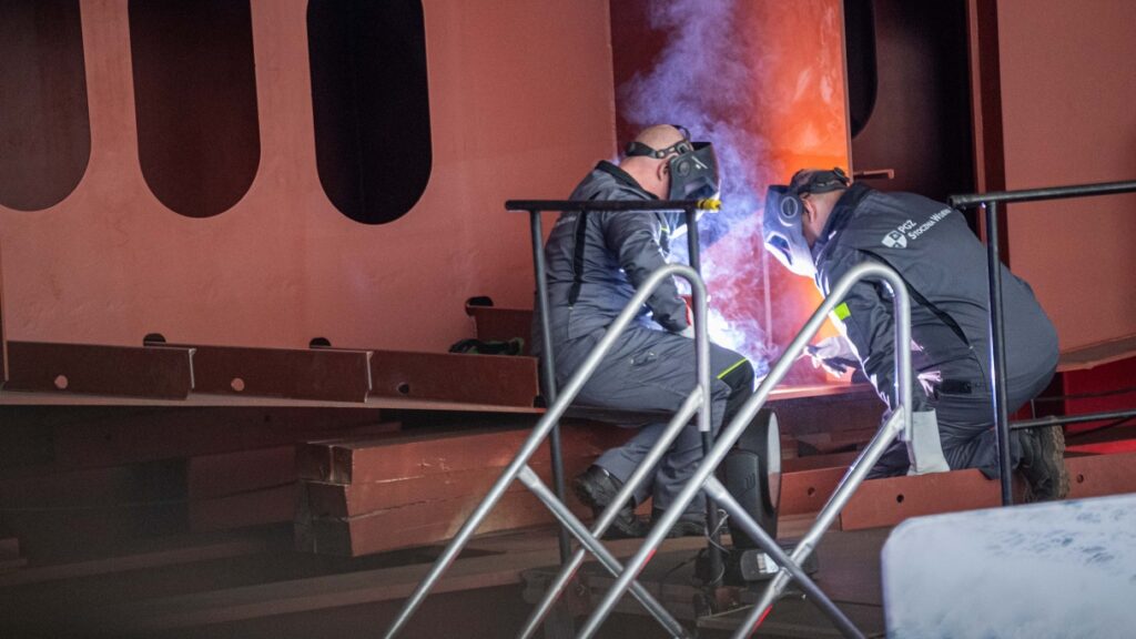 Stępka pod Burzę już na swoim miejscu / Portal Stoczniowy