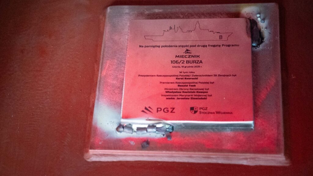 Stępka pod Burzę już na swoim miejscu / Portal Stoczniowy