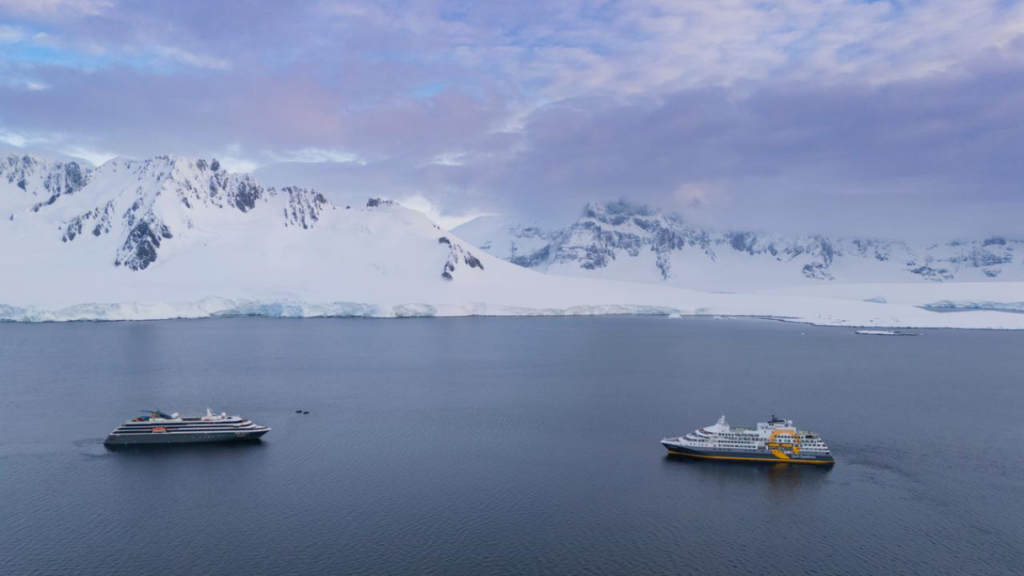 Spotkanie dwóch wycieczkowców polarnych u wybrzeży Antarktydy / Portal Stoczniowy